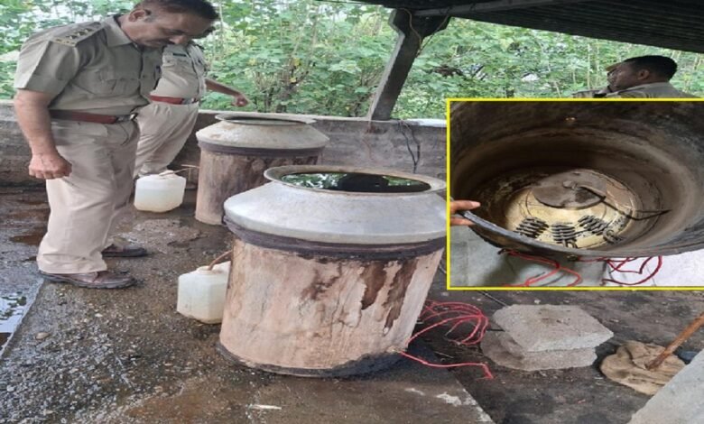 सिरोही. आबकारी महकमे ने आबूरोड क्षेत्र में कार्रवाई करते हुए भारी मात्रा में हथकढ़ शराब बरामद सिरोही. आग नहीं अब इलेक्ट्रीक हीटर से पका रहे पारम्परिक देसी शराब Sirohi: The Excise Department seized a large quantity of illicitly distilled liquor during an operation in the Abu Road area. Sirohi: Traditional country liquor is now being brewed using electric heaters instead of open fires.