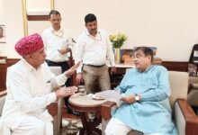 दिल्ली में केंद्रीय परिवहन मंत्री से मिले सांसद लुम्बाराम चौधरी - झेरडा-मंडार-रेवदर-सिरोही राष्ट्रीय राजमार्ग पर फोरलेन की मांग MP Lumbaram Chaudhary meets Union Transport Minister in Delhi - Demand for four-laning of the Zherda-Mandar-Revdar-Sirohi National Highway
