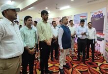 सिरोही. हर घर तिरंगा कार्यक्रम एवं वंदे मातरम् के 150 वर्ष पूर्ण होने के उपलक्ष्य में जिला सूचना एवं जनसम्पर्क कार्यालय में प्रदर्शनी लगाई सिरोही. जिला कलक्टर ने स्टॉल लगाकर प्रदर्शित किए जा रहे राजीविका के उत्पादों की खरीद कर क्यूआर कोड से राशि ट्रांसफर की- डिजिटल भुगतान पर जोर दिया Sirohi: An exhibition was organized at the District Information and Public Relations Office to mark the 'Har Ghar Tiranga' campaign and the 150th anniversary of 'Vande Mataram'. Sirohi: The District Collector purchased products from a 'Rajeevika' stall and transferred the payment via QR code emphasizing the importance of digital payments.