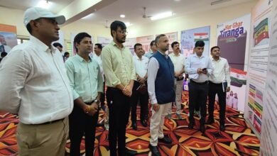 सिरोही. हर घर तिरंगा कार्यक्रम एवं वंदे मातरम् के 150 वर्ष पूर्ण होने के उपलक्ष्य में जिला सूचना एवं जनसम्पर्क कार्यालय में प्रदर्शनी लगाई सिरोही. जिला कलक्टर ने स्टॉल लगाकर प्रदर्शित किए जा रहे राजीविका के उत्पादों की खरीद कर क्यूआर कोड से राशि ट्रांसफर की- डिजिटल भुगतान पर जोर दिया Sirohi: An exhibition was organized at the District Information and Public Relations Office to mark the 'Har Ghar Tiranga' campaign and the 150th anniversary of 'Vande Mataram'. Sirohi: The District Collector purchased products from a 'Rajeevika' stall and transferred the payment via QR code emphasizing the importance of digital payments.