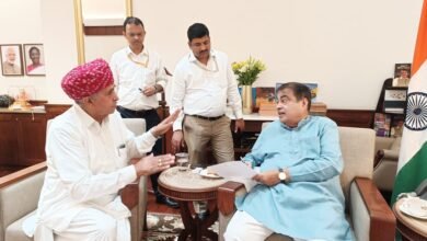 दिल्ली में केंद्रीय परिवहन मंत्री से मिले सांसद लुम्बाराम चौधरी - झेरडा-मंडार-रेवदर-सिरोही राष्ट्रीय राजमार्ग पर फोरलेन की मांग MP Lumbaram Chaudhary meets Union Transport Minister in Delhi - Demand for four-laning of the Zherda-Mandar-Revdar-Sirohi National Highway