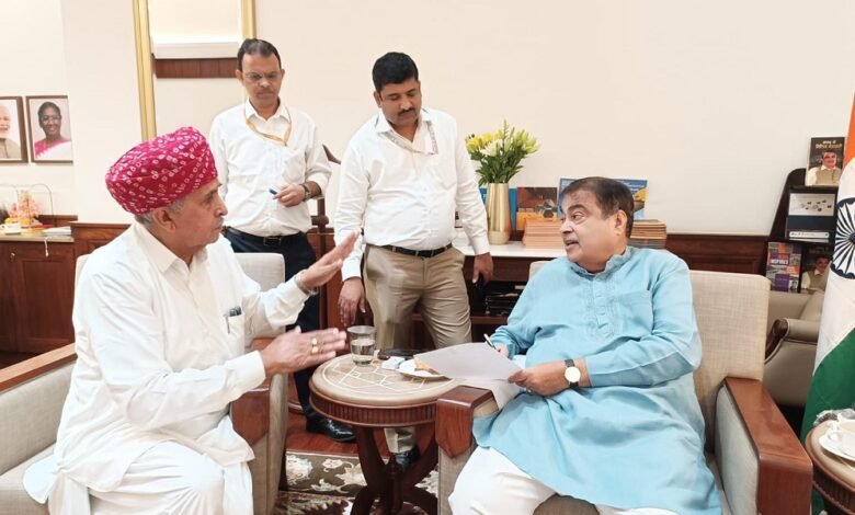 दिल्ली में केंद्रीय परिवहन मंत्री से मिले सांसद लुम्बाराम चौधरी - झेरडा-मंडार-रेवदर-सिरोही राष्ट्रीय राजमार्ग पर फोरलेन की मांग MP Lumbaram Chaudhary meets Union Transport Minister in Delhi - Demand for four-laning of the Zherda-Mandar-Revdar-Sirohi National Highway