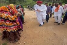 सिरोही. सडक़ों की सौगात देने के लिए सांसद लुम्बाराम चौधरी खुद आदिवासियों के पास पहुंचे सिरोही. यह पहली बार रहा कि कोई सांसद भाखर के इन गांवों में पहुंचे- सांसद लुम्बाराम चौधरी भाखर के इन गांवों में पहुंचे सिरोही. आबूरोड के आदिवासी बहुल भाखर क्षेत्र की फलियां जल्द ही मुख्य सडक़ों से कनेक्ट होंगी Sirohi: MP Lumbaram Chaudhary personally visited tribal communities to bring the gift of roads. Sirohi: This marked the first time an MP has visited these villages in the Bhakhar region. Sirohi: Hamlets in the tribal-dominated Bhakhar region of Abu Road will soon be connected to main roads.
