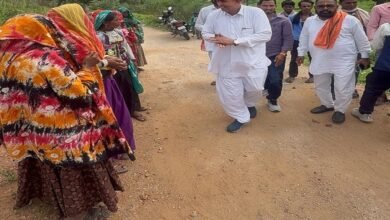 सिरोही. सडक़ों की सौगात देने के लिए सांसद लुम्बाराम चौधरी खुद आदिवासियों के पास पहुंचे सिरोही. यह पहली बार रहा कि कोई सांसद भाखर के इन गांवों में पहुंचे- सांसद लुम्बाराम चौधरी भाखर के इन गांवों में पहुंचे सिरोही. आबूरोड के आदिवासी बहुल भाखर क्षेत्र की फलियां जल्द ही मुख्य सडक़ों से कनेक्ट होंगी Sirohi: MP Lumbaram Chaudhary personally visited tribal communities to bring the gift of roads. Sirohi: This marked the first time an MP has visited these villages in the Bhakhar region. Sirohi: Hamlets in the tribal-dominated Bhakhar region of Abu Road will soon be connected to main roads.