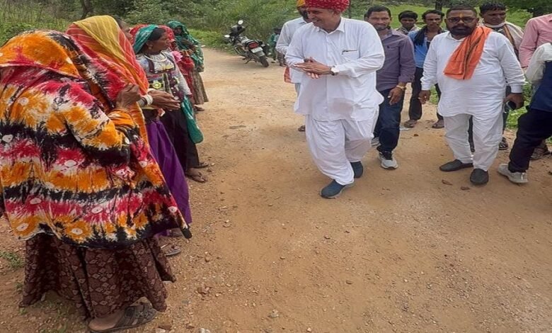 सिरोही. सडक़ों की सौगात देने के लिए सांसद लुम्बाराम चौधरी खुद आदिवासियों के पास पहुंचे सिरोही. यह पहली बार रहा कि कोई सांसद भाखर के इन गांवों में पहुंचे- सांसद लुम्बाराम चौधरी भाखर के इन गांवों में पहुंचे सिरोही. आबूरोड के आदिवासी बहुल भाखर क्षेत्र की फलियां जल्द ही मुख्य सडक़ों से कनेक्ट होंगी Sirohi: MP Lumbaram Chaudhary personally visited tribal communities to bring the gift of roads. Sirohi: This marked the first time an MP has visited these villages in the Bhakhar region. Sirohi: Hamlets in the tribal-dominated Bhakhar region of Abu Road will soon be connected to main roads.