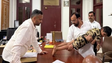 सिरोही शहर की सरकारी स्कूल में मासूम की निर्ममता से पिटाई-पूर्व विधायक संयम लोढ़ा ने जिला कलक्टर व एसपी से मुलाकात की- शिक्षक पर कड़ी कार्रवाई की मांग Innocent child brutally beaten at a government school in Sirohi city; former MLA Sanyam Lodha met the District Collector and SP, demanding strict action against the teacher.
