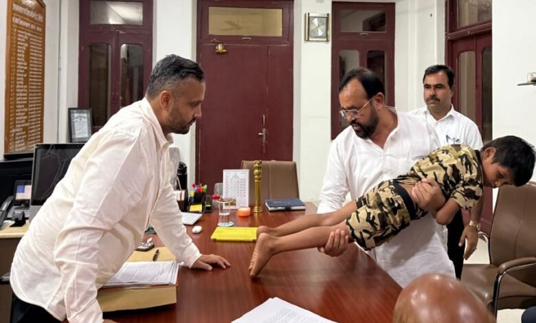 सिरोही शहर की सरकारी स्कूल में मासूम की निर्ममता से पिटाई-पूर्व विधायक संयम लोढ़ा ने जिला कलक्टर व एसपी से मुलाकात की- शिक्षक पर कड़ी कार्रवाई की मांग Innocent child brutally beaten at a government school in Sirohi city; former MLA Sanyam Lodha met the District Collector and SP, demanding strict action against the teacher.