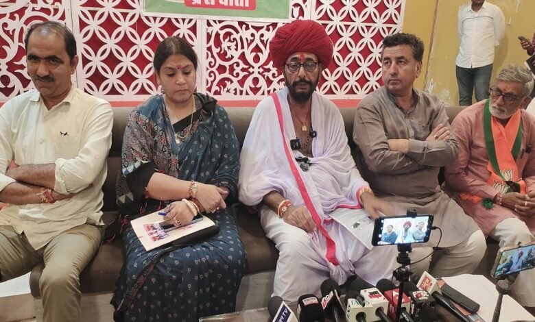 सिरोही. भाजपा ने नगरीय विकास संकल्प पत्र में दर्शाया विकास और सुशासन का विजन Sirohi: BJP outlines its vision for development and good governance in the urban development manifesto. नगरीय निकाय चुनाव- 2026 नगरीय निकाय चुनाव के संकल्प पत्र को लेकर भाजपा ने सिरोही जिले को लेकर कोई स्पष्ट विजन सामने नहीं आया The BJP did not present a clear vision for Sirohi district in its urban body election manifesto.