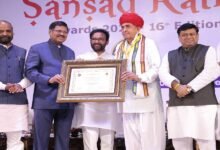 सिरोही. सांसद लुम्बाराम चौधरी को दिल्ली में आयोजित समारोह में संसद रत्न पुरस्कार से नवाजा गया Sirohi: MP Lumbaram Choudhary was conferred the Sansad Ratna Award at a ceremony held in Delhi.