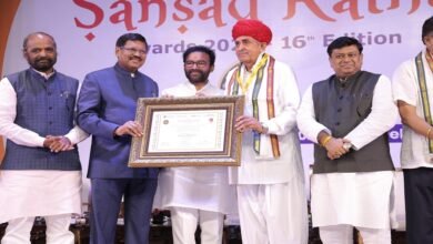 सिरोही. सांसद लुम्बाराम चौधरी को दिल्ली में आयोजित समारोह में संसद रत्न पुरस्कार से नवाजा गया Sirohi: MP Lumbaram Choudhary was conferred the Sansad Ratna Award at a ceremony held in Delhi.