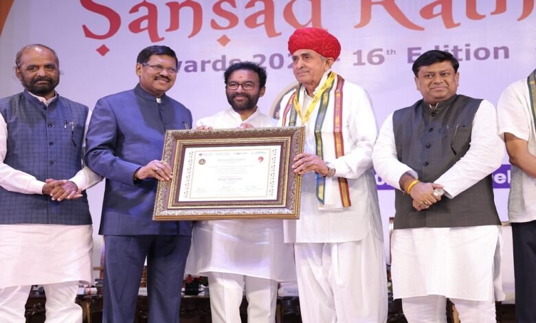 सिरोही. सांसद लुम्बाराम चौधरी को दिल्ली में आयोजित समारोह में संसद रत्न पुरस्कार से नवाजा गया Sirohi: MP Lumbaram Choudhary was conferred the Sansad Ratna Award at a ceremony held in Delhi.