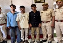 सिरोही. बरलूट थाना क्षेत्र के जावाल-ओड़ा मार्ग पर पटवारी की हत्या के मामले का खुलासा सिरोही. बरलूट थाना क्षेत्र में पटवारी की हत्या के मामले में तीन जनों को गिरफ्तार कर लिया। सिरोही. पटवारी को बाइक से नीचे गिराया- मारपीट कर गंभीर चोटें पहुंचा कर हत्या कर दी। Sirohi: Murder of Patwari on the Javal-Oda road (Barlut police station area) solved. Sirohi: Three individuals arrested in connection with the murder of a Patwari in the Barlut police station area. Sirohi: The Patwari was knocked off his motorcycle and beaten sustaining severe injuries that resulted in his death.
