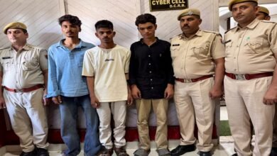 सिरोही. बरलूट थाना क्षेत्र के जावाल-ओड़ा मार्ग पर पटवारी की हत्या के मामले का खुलासा सिरोही. बरलूट थाना क्षेत्र में पटवारी की हत्या के मामले में तीन जनों को गिरफ्तार कर लिया। सिरोही. पटवारी को बाइक से नीचे गिराया- मारपीट कर गंभीर चोटें पहुंचा कर हत्या कर दी। Sirohi: Murder of Patwari on the Javal-Oda road (Barlut police station area) solved. Sirohi: Three individuals arrested in connection with the murder of a Patwari in the Barlut police station area. Sirohi: The Patwari was knocked off his motorcycle and beaten sustaining severe injuries that resulted in his death.