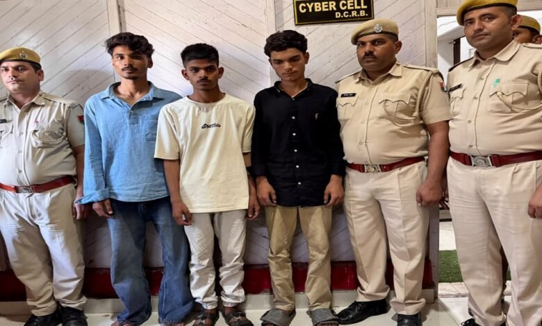 सिरोही. बरलूट थाना क्षेत्र के जावाल-ओड़ा मार्ग पर पटवारी की हत्या के मामले का खुलासा सिरोही. बरलूट थाना क्षेत्र में पटवारी की हत्या के मामले में तीन जनों को गिरफ्तार कर लिया। सिरोही. पटवारी को बाइक से नीचे गिराया- मारपीट कर गंभीर चोटें पहुंचा कर हत्या कर दी। Sirohi: Murder of Patwari on the Javal-Oda road (Barlut police station area) solved. Sirohi: Three individuals arrested in connection with the murder of a Patwari in the Barlut police station area. Sirohi: The Patwari was knocked off his motorcycle and beaten sustaining severe injuries that resulted in his death.