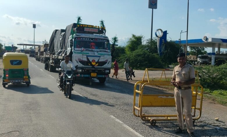 सिरोही. जिला प्रशासन के नए फरमान ने टोल संग्रहण कंपनी की झोली नोटों से भर दी है सिरोही. रेवदर-मंडार राष्ट्रीय मार्ग पर भारी वाणिज्यिक वाहनों का संचालन 14 घंटों के लिए बंद कर दिया सिरोही. रेवदर-मंडार राष्ट्रीय मार्ग परकुछ माह पहले ही वाहन चालकों को टोल वसूली से निजात मिली थी अब फिर टोल रोड पर धकेला जा रहा Sirohi: A new directive from the district administration has filled the coffers of the toll collection company. Sirohi: The movement of heavy commercial vehicles on the Reodar-Mandar National Highway has been halted for 14 hours. Sirohi: Motorists on the Reodar-Mandar National Highway had only recently been relieved from paying tolls, but now they are being forced back onto the toll road.