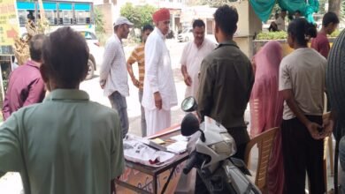 सिरोही. निकायों में द्वितीय चरण के चुनाव के तहत सिरोही, पिण्डवाड़ा व माउंट आबू में उल्लास से मतदान किया Sirohi: Voting was held with enthusiasm in Sirohi Pindwara and Mount Abu as part of the second phase of elections for local bodies. सिरोही. मतदान सिरोही शहर में दोपहर तीन बजे पचास फीसदी का आंकड़ा भी पार नहीं हो पाया Sirohi: In Sirohi city voter turnout had not even crossed the 50% mark by 3 PM.