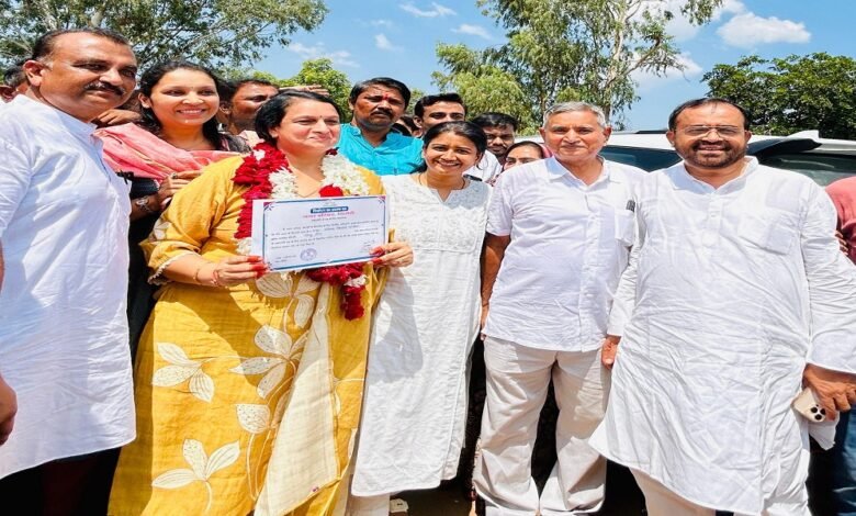 सिरोही निकाय चुनाव. कुल 10 प्रत्याशी वाली भाजपा के खेमे में 5 प्रत्याशियों की टूट सिरोही. निकाय चुनाव के तहत अध्यक्ष पद के लिए हुए मतदान में भाजपा को जिले में जबरदस्त लीड - कुल छह में से पांच निकायों में भाजपा ने कब्जा किया Sirohi Local Body Elections: BJP camp suffers a setback with the defection of 5 out of its 10 candidates. Sirohi: The BJP secured a massive lead in the district during the voting for the post of chairperson in the local body elections capturing five out of the six local bodies.