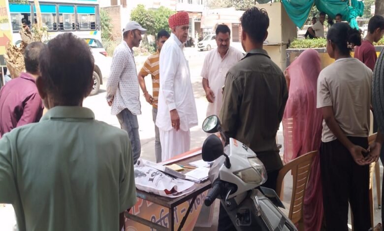 सिरोही. निकायों में द्वितीय चरण के चुनाव के तहत सिरोही, पिण्डवाड़ा व माउंट आबू में उल्लास से मतदान किया Sirohi: Voting was held with enthusiasm in Sirohi Pindwara and Mount Abu as part of the second phase of elections for local bodies. सिरोही. मतदान सिरोही शहर में दोपहर तीन बजे पचास फीसदी का आंकड़ा भी पार नहीं हो पाया Sirohi: In Sirohi city voter turnout had not even crossed the 50% mark by 3 PM.