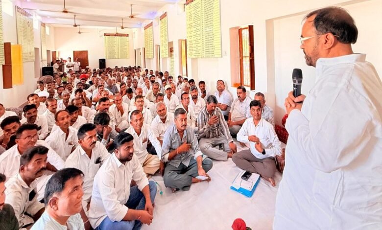 सिरोही. कालन्द्री में कांग्रेस की ब्लॉकस्तरीय बैठक में पूर्व विधायक संयम लोढ़ा ने भाजपा पर जनता को गुमराह करने का आरोप लगाया Sirohi: Former MLA Sanyam Lodha accused the BJP of misleading the public during a Congress block-level meeting in Kalandri.