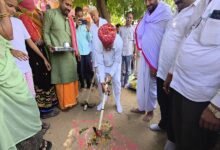 सिरोही. पंचायतराज राज्यमंत्री ओटाराम देवासी व सांसद लुम्बाराम चौधरी ने मनादर में पुलिया निर्माण कार्य व देलदर में सम्पर्क सडक़ का शिलान्यास किया Sirohi: Minister of State for Panchayati Raj Otaram Dewasi and MP Lumbaram Chaudhary laid the foundation stone for the construction of a culvert in Manadar and a connecting road in Deldar.