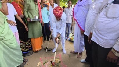 सिरोही. पंचायतराज राज्यमंत्री ओटाराम देवासी व सांसद लुम्बाराम चौधरी ने मनादर में पुलिया निर्माण कार्य व देलदर में सम्पर्क सडक़ का शिलान्यास किया Sirohi: Minister of State for Panchayati Raj Otaram Dewasi and MP Lumbaram Chaudhary laid the foundation stone for the construction of a culvert in Manadar and a connecting road in Deldar.