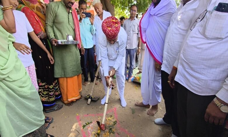 सिरोही. पंचायतराज राज्यमंत्री ओटाराम देवासी व सांसद लुम्बाराम चौधरी ने मनादर में पुलिया निर्माण कार्य व देलदर में सम्पर्क सडक़ का शिलान्यास किया Sirohi: Minister of State for Panchayati Raj Otaram Dewasi and MP Lumbaram Chaudhary laid the foundation stone for the construction of a culvert in Manadar and a connecting road in Deldar.